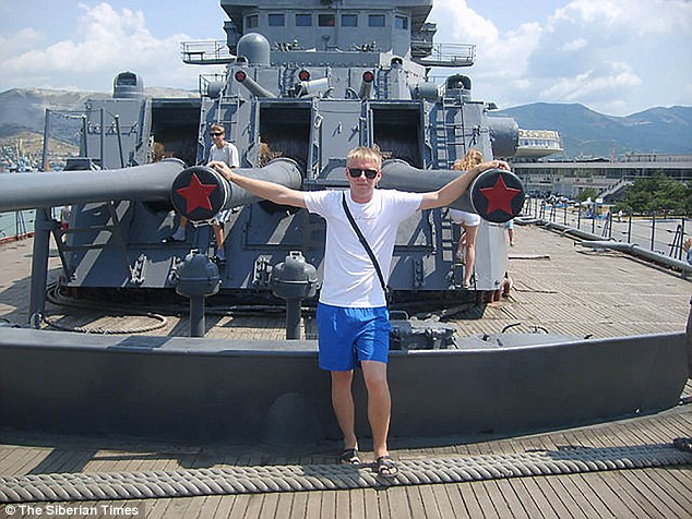 Trong đoạn video do tổ chức Mặt trận Al-Nusra có liên hệ với Al-Qaeda ghi lại, Filipov đã nói những lời cuối này trước khi hy sinh: 'Vì các chàng trai của chúng tao'. (Nguồn: The Siberian Times/Daily Mail)