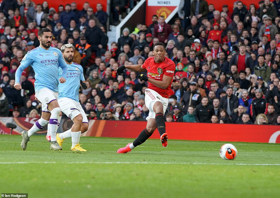 ...khi chính anh là người có đường kiến tạo tuyệt vời từ chấm đá phạt cho Martial dứt điểm.