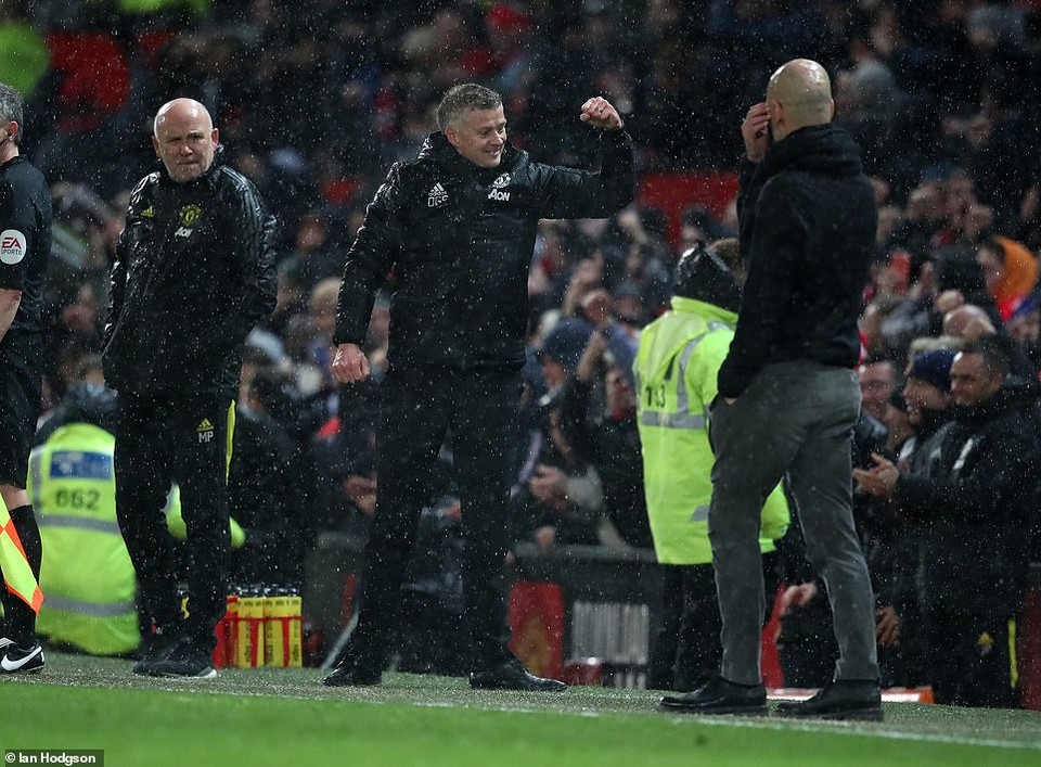 Niềm vui của HLV Ole sau khi đội bóng của ông lại đánh bại đối thủ cùng thành phố.