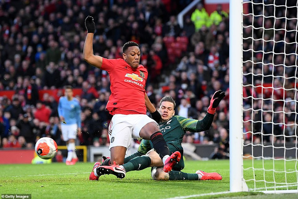 Trong đó, Martial cũng đã có cơ hội nhân đôi cách biệt nhưng tiếc rằng anh không thể tận dụng thành công.