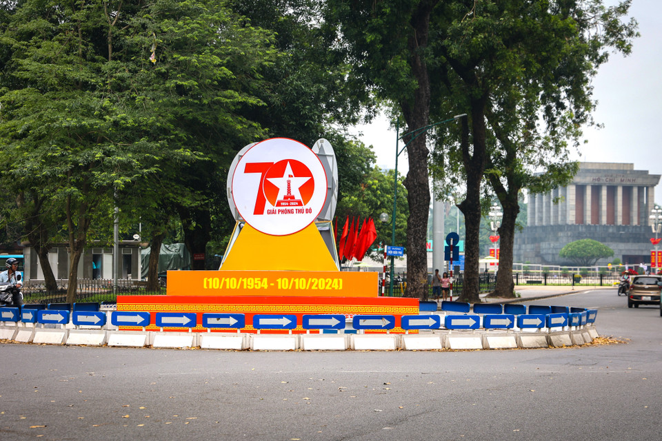 Biểu tượng chính thức kỷ niệm 70 năm ngày Giải phóng Thủ đô được bố trí tại nhiều khu vực đông dân cư, bùng binh, quảng trường, thu hút sự chú ý của người dân. (Ảnh: Minh Hiếu/Vietnam+)