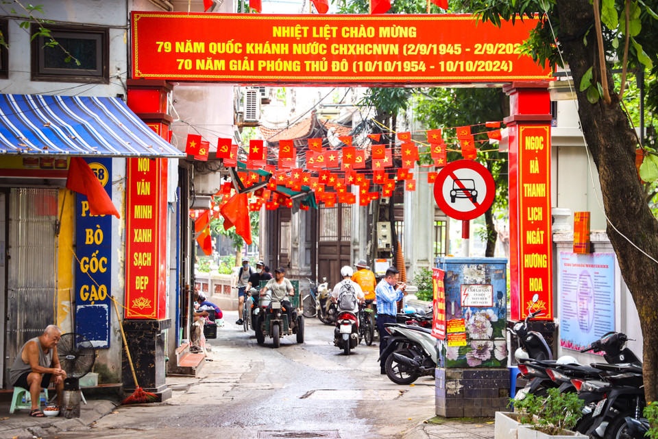 Không khí chào mừng 70 năm ngày Giải phóng Thủ đô lan tỏa từ phố lớn cho đến những con ngõ nhỏ, khu dân cư. (Ảnh: Minh Hiếu/Vietnam+)
