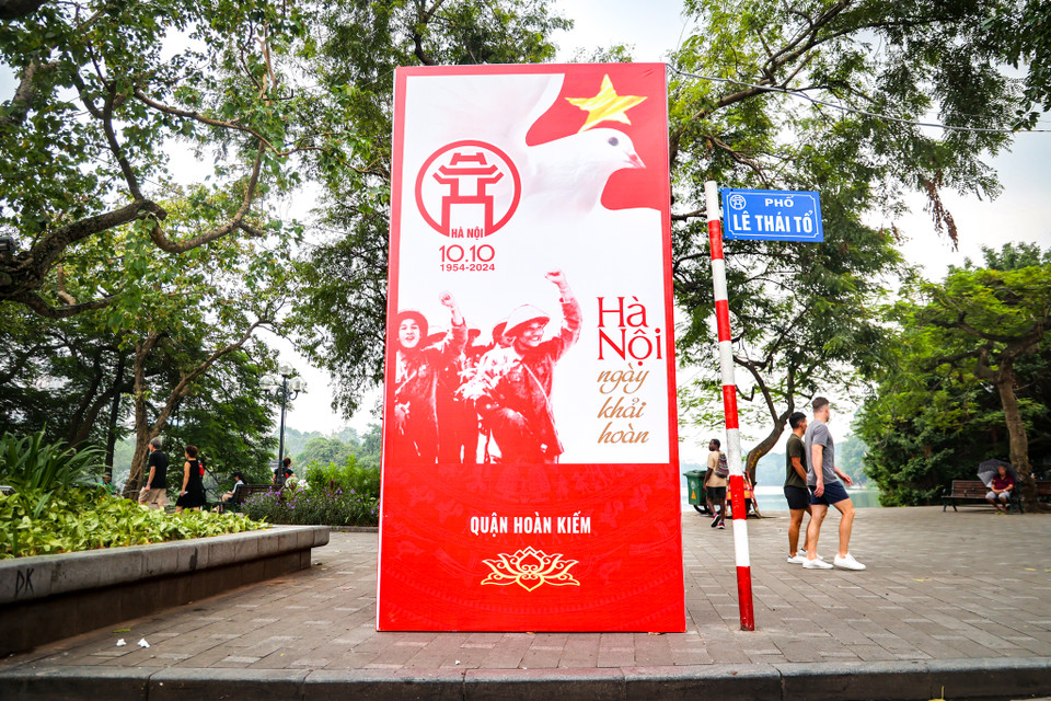 Xung quanh hồ Hoàn Kiếm được trang hoàng nhiều pano, áp phích chào mừng. (Ảnh: Minh Hiếu/Vietnam+)