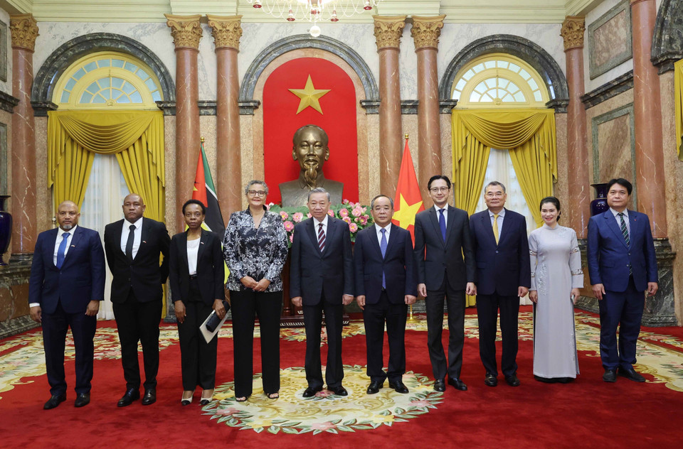 Chủ tịch nước Tô Lâm và Đại sứ Mozambique tại Việt Nam Ilundi Dos Santos cùng các đại biểu chụp ảnh chung. (Ảnh: Nhan Sáng/TTXVN)