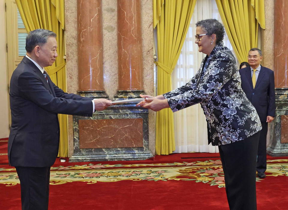 Chủ tịch nước Tô Lâm tiếp nhận Quốc thư của Đại sứ Mozambique tại Việt Nam Ilundi Dos Santos. (Ảnh: Nhan Sáng/TTXVN)