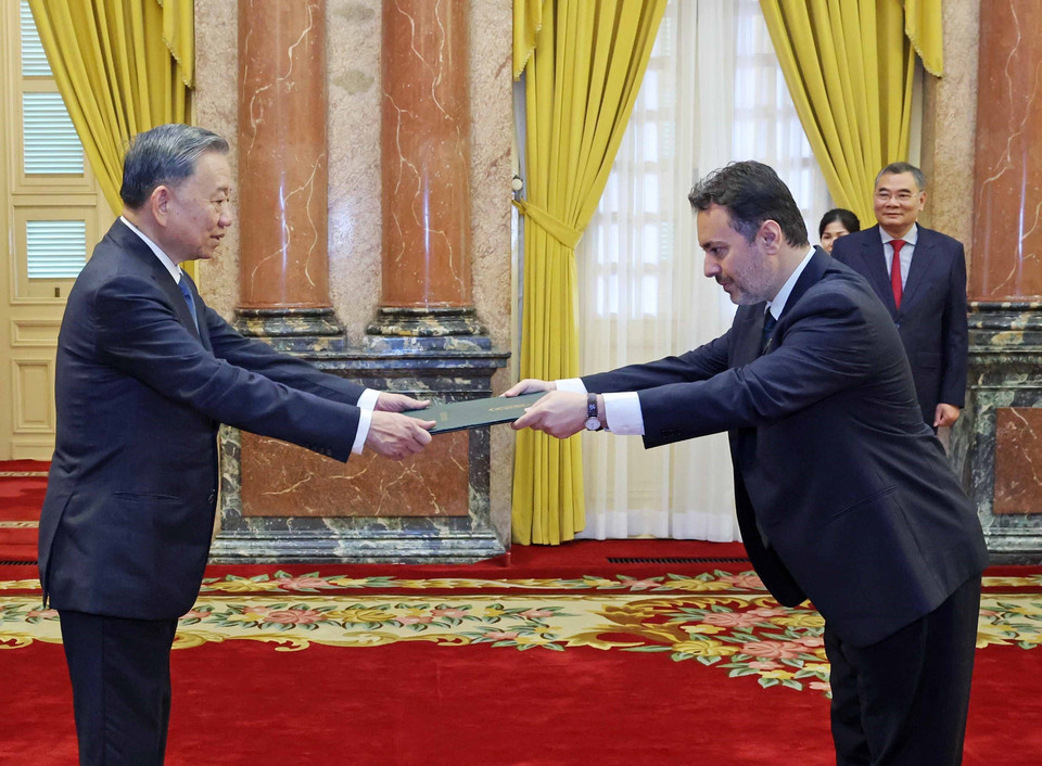 Chủ tịch nước Tô Lâm tiếp nhận Quốc thư của Đại sứ Pakistan tại Việt Nam Kohdayar Marri. (Ảnh: Nhan Sáng/TTXVN)