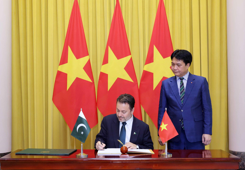 Đại sứ Pakistan tại Việt Nam Kohdayar Marri viết lưu bút. (Ảnh: Nhan Sáng/TTXVN)