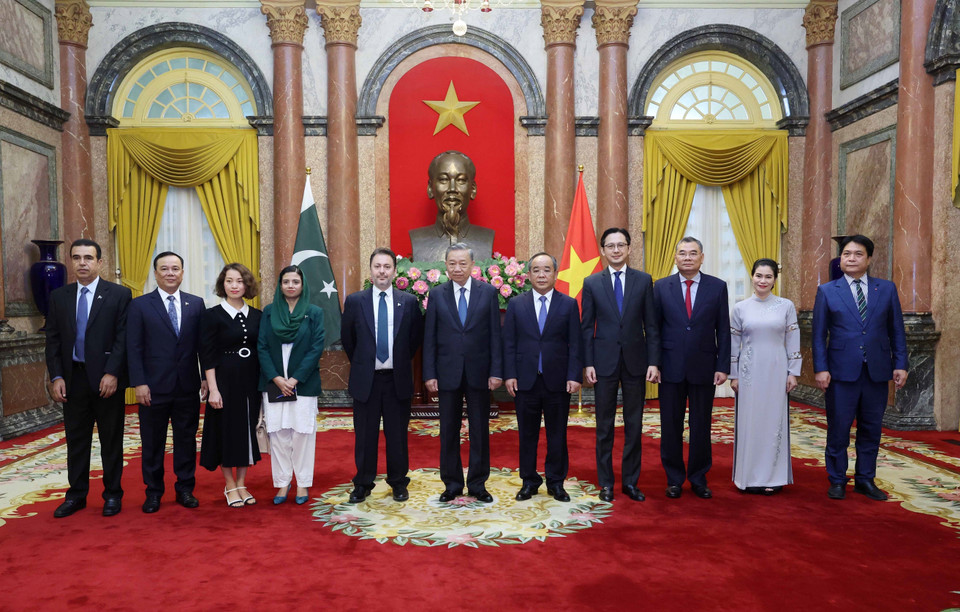 Chủ tịch nước Tô Lâm và Đại sứ Pakistan tại Việt Nam Kohdayar Marri cùng các đại biểu chụp ảnh chung. (Ảnh: Nhan Sáng/TTXVN)