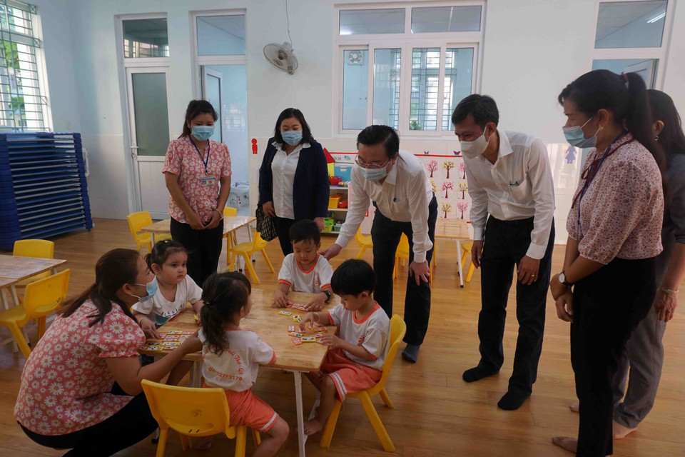 Ông Lê Hồng Sơn, Giám đốc Sở Giáo dục và Đào tạo Thành phố Hồ Chí Minh, khảo sát tình hình học sinh, kiểm tra công tác phòng chống dịch COVID-19 tại Trường Mầm non Tuổi thơ (Quận 8). (Ảnh: Thu Hoài/TTXVN)