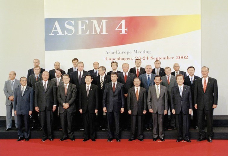 Thủ tướng Phan Văn Khải chụp ảnh chung với các trưởng đoàn tại phiên khai mạc Hội nghị Cấp cao Á-Âu lần thứ 4 (ASEM 4) ở Copenhagen (Đan Mạch), ngày 22/9/2002. (Ảnh: Đức Tám/TTXVN)
