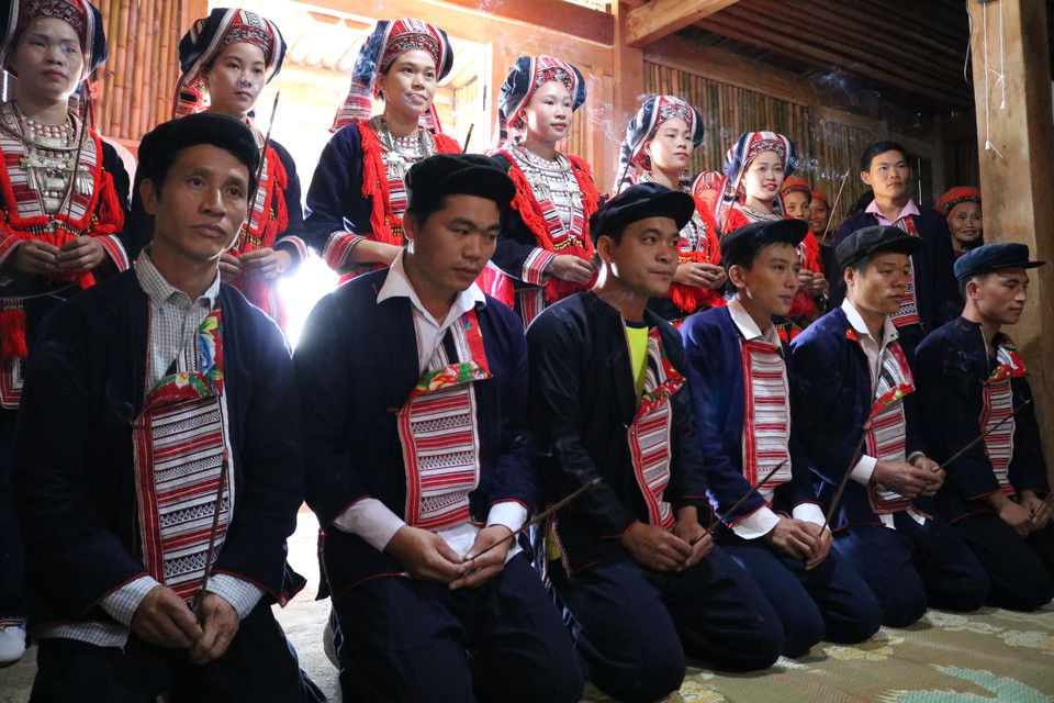 Trang phục nam, nữ dân tộc Dao đỏ trong Lễ hội Bàn Vương. (Ảnh: Nguyễn Chiến/TTXVN)