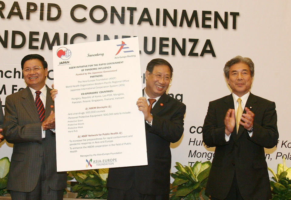 Phó Thủ tướng, Bộ trưởng Ngoại giao Phạm Gia Khiêm cùng bộ trưởng ngoại giao ASEM phát động giai đọạn 2 Sáng kiến kiểm soát nhanh đại dịch cúm A(H1N1), tại Hội nghị Bộ trưởng Ngoại giao Á-Âu (ASEM) lần thứ 9, ngày 25/5/2009, ở Hà Nội. (Ảnh: Thống Nhất/TTXVN)