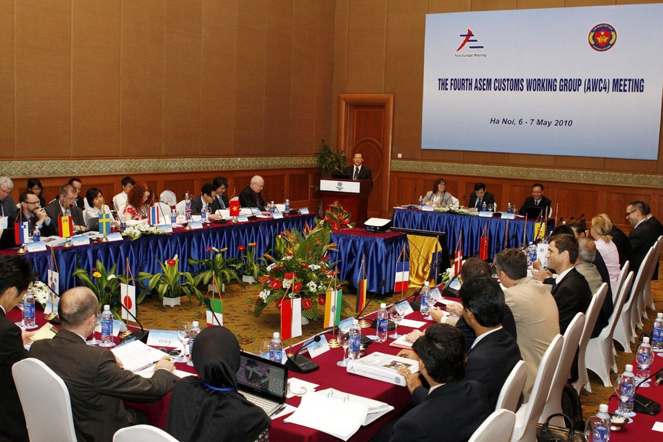 Ngày 6/5/2010, tại Hà Nội diễn ra Hội nghị lần thứ 4 Nhóm công tác về các vấn đề hải quan ASEM (AWC4). Hội nghị thảo luận, đưa ra biện pháp cụ thể để triển khai kế hoạch hành động Hải quan ASEM giai đoạn 2010 - 2011; trao đổi chia sẻ kinh nghiệm hoạt động trong thực hiện các lĩnh vực mà hải quan ASEM định hướng ưu tiên hợp tác, chia sẻ kinh nghiệm về hải quan Xanh, vấn đề bảo vệ môi trường, thực thi quyền sở hữu trí tuệ tại biên giới. (Ảnh: Phạm Hậu/TTXVN)