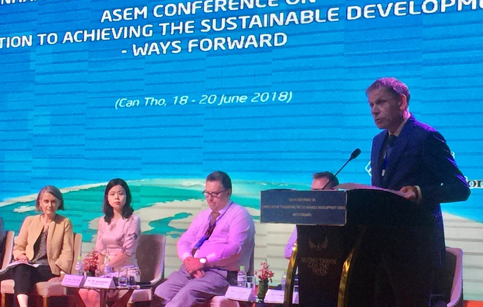 Từ ngày 18-20/6/2018, Hội nghị ASEM về Cùng hành động ứng phó biến đổi khí hậu nhằm đạt các mục tiêu phát triển bền vững – định hướng tương lai diễn ra tại Cần Thơ. Hội nghị nhất trí thông qua Báo cáo để trình lên Hội nghị cấp cao ASEM lần thứ 12 tại Brussels (Bỉ), tháng 10/2018. (Ảnh: Hồng Giang/TTXVN)