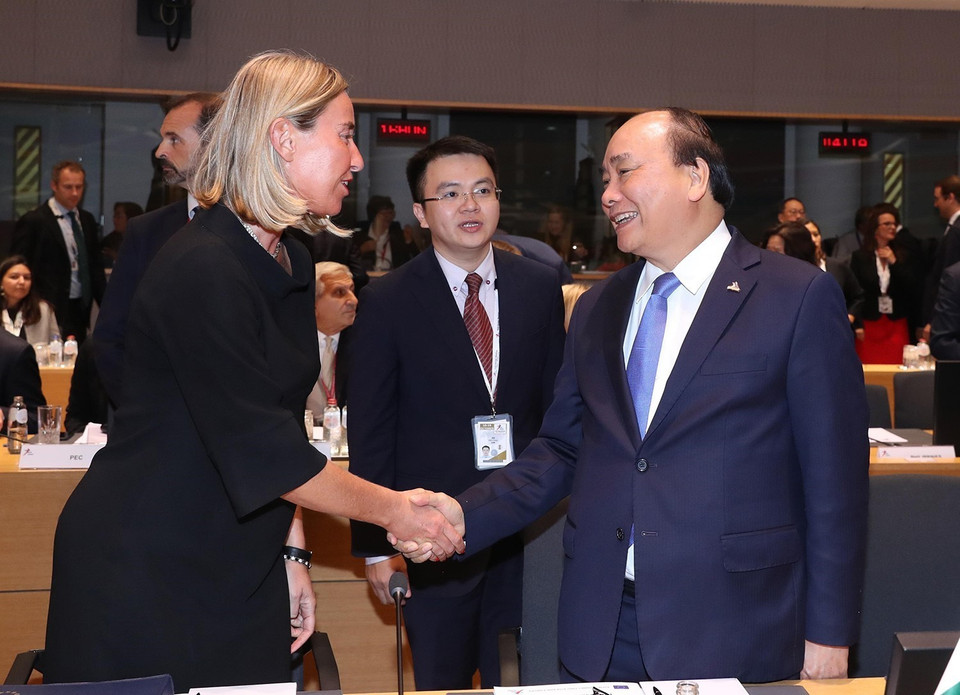 Thủ tướng Nguyễn Xuân Phúc gặp Cao uỷ Liên minh châu Âu về Đối ngoại và Chính sách an ninh Federica Mogherini tại lễ khai mạc Hội nghị cấp cao Á-Âu (ASEM) lần thứ 12, ngày 18/10/2018 ở Brussels (Bỉ). (Ảnh: Thống Nhất/TTXVN)