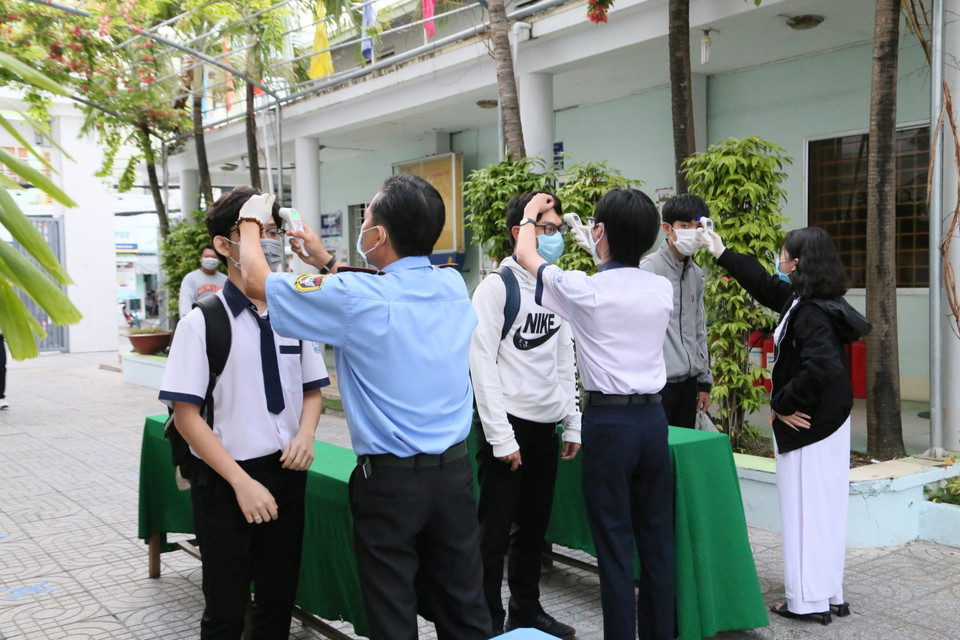 Đo thân nhiệt trước khi vào lớp tại trường THPT Phan Ngọc Hiển, thành phố Cần Thơ. (Ảnh: Ánh Tuyết/TTXVN)
