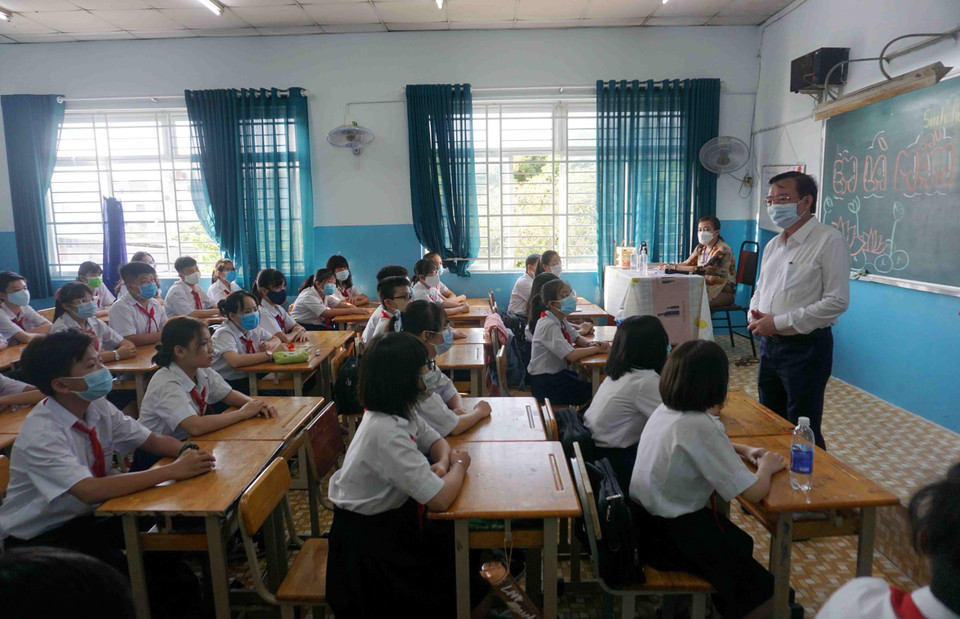 Ông Lê Hồng Sơn, Giám đốc Sở Giáo dục và Đào tạo Thành phố Hồ Chí Minh, khảo sát tình hình học sinh và kiểm tra công tác phòng chống dịch COVID-19 trong ngày đầu học sinh trở lại trường học. (Ảnh: Thu Hoài/TTXVN)