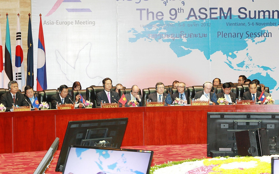 Thủ tướng Nguyễn Tấn Dũng dự Phiên họp toàn thể thứ nhất Hội nghị Cấp cao Á-Âu lần thứ 9 (ASEM 9) với chủ đề Các vấn đề kinh tế-tài chính”, ngày 5/11/2012, tại Vientiane (Lào). (Ảnh: Đức Tám/TTXVN)
