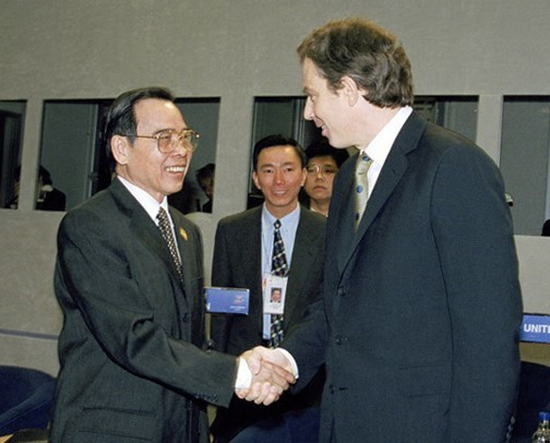 Thủ tướng Phan Văn Khải gặp Thủ tướng Anh Tony Blair tại Hội nghị Cấp cao Á-Âu lần thứ 2 (ASEM 2) ở London (Anh), ngày 4/4/1998. (Ảnh: Kim Hùng/TTXVN)
