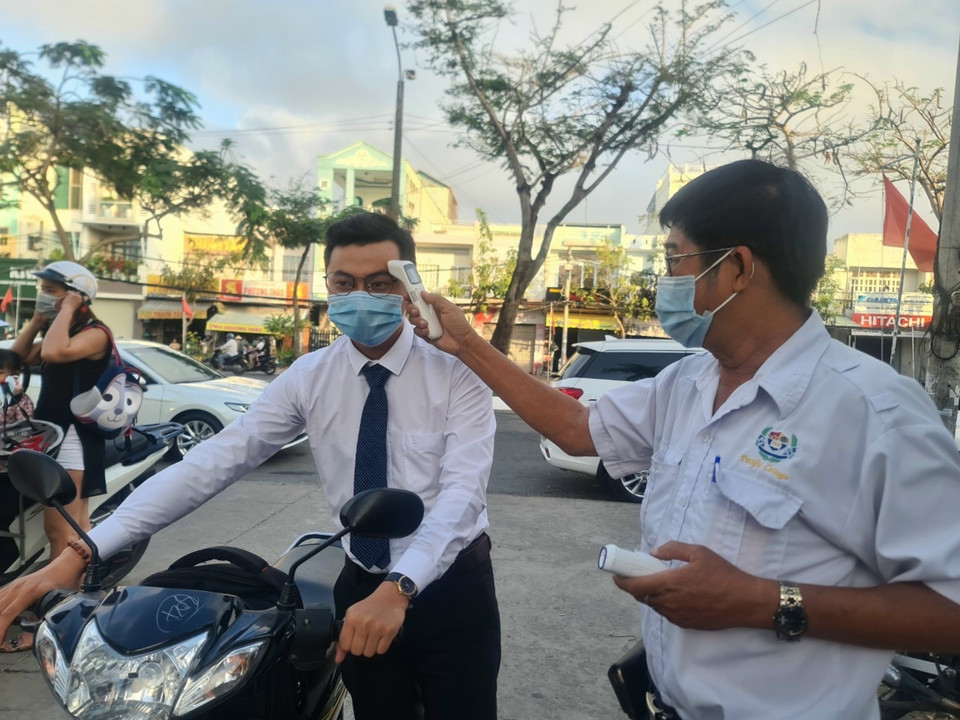 Đo thân nhiệt trước khi vào lớp tại trường liên cấp THCS-THPT Thái Bình Dương, thành phố Cần Thơ. (Ảnh: Ánh Tuyết/TTXVN)