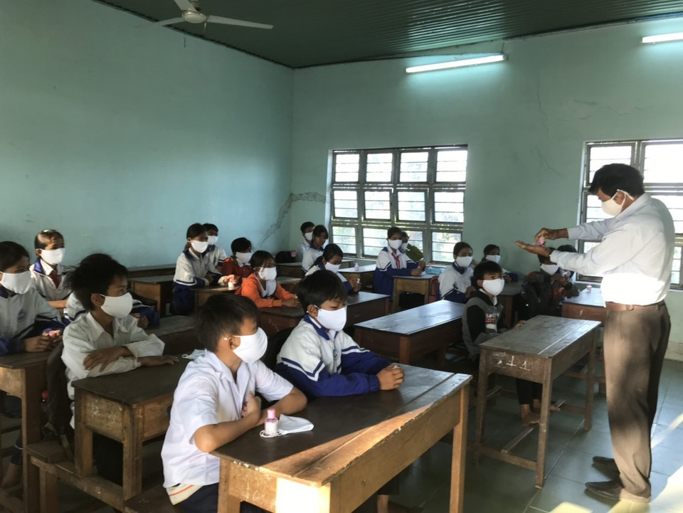 Giáo viên huyện Ia Pa, tỉnh Gia Lai hướng dẫn học sinh rửa tay với nước sát khuẩn. (Ảnh: Hồng Điệp/TTXVN)