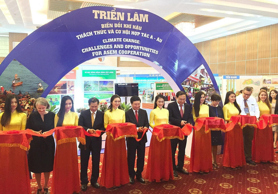 Sáng 19/6/2018, tại Cần Thơ, Phó Thủ tướng, Bộ trưởng Ngoại giao Phạm Bình Minh dự Lễ khai mạc Triển lãm Biến đổi khí hậu: Thách thức và cơ hội hợp tác Á – Âu”, trong khuôn khổ các hoạt động của Hội nghị Diễn đàn Hợp tác Á-Âu (ASEM) về ứng phó biến đổi khí hậu. (Ảnh: Hồng Giang/TTXVN)