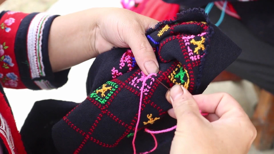 Hoa văn, họa tiết cầu kỳ trên các sản phẩm thổ cẩm của người Dao đỏ. (Ảnh: Nguyễn Chiến/TTXVN)