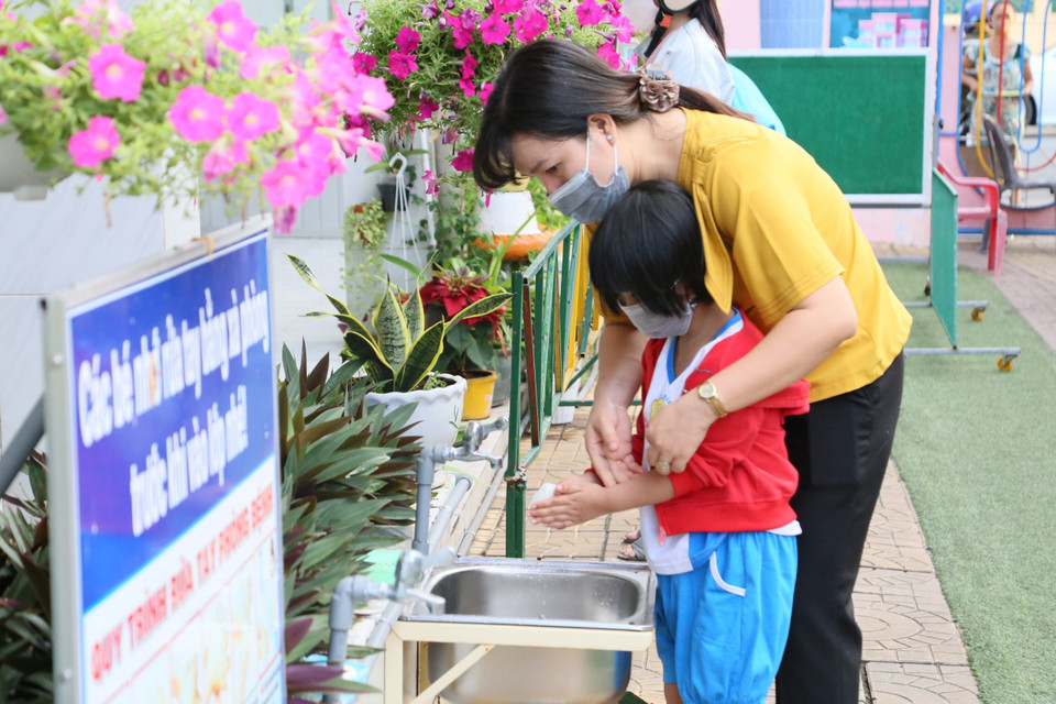 Cô giáo hướng dẫn các em học sinh rửa tay sát khuẩn tại trường Mầm non Tây Đô, thành phố Cần Thơ. (Ảnh: Ánh Tuyết/TTXVN)