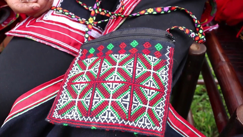 Túi thổ cẩm của người Dao đỏ. (Ảnh: Nguyễn Chiến/TTXVN)