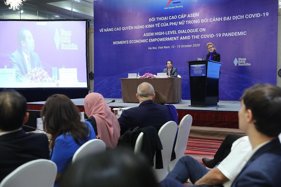 Đối thoại cao cấp ASEM về nâng cao quyền năng kinh tế của phụ nữ trong bối cảnh đại dịch COVID-19 diễn ra trong hai ngày 12-13/10/2020 tại Hà Nội, với sự tham dự của Thứ trưởng Bộ Ngoại giao Tô Anh Dũng cùng gần 130 đại biểu tại hơn 40 điểm cầu trực tuyến từ 41 nước thành viên ASEM và 7 tổ chức quốc tế và khu vực. (Ảnh: Lâm Khánh/TTXVN)