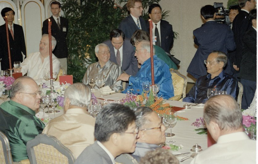 Thủ tướng Võ Văn Kiệt và nguyên thủ các nước dự Hội nghị cấp cao Á-Âu lần thứ nhất (ASEM 1) tại Bangkok (Thái Lan) tại buổi chiêu đãi của Thủ tướng Thái Lan Banham Silpa Archa, tối 29/2/1996. (Ảnh: Minh Đạo/TTXVN)