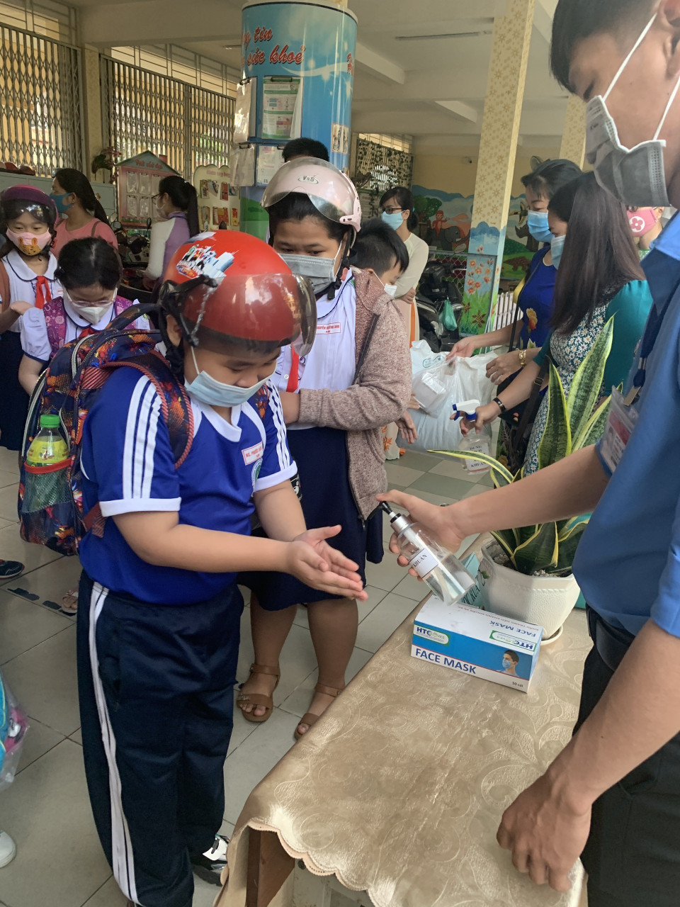 Học sinh trường Tiểu học Mạc Đĩnh Chi, thành phố Cần Thơ rửa tay sát khuẩn trước khi vào lớp. (Ảnh: Ánh Tuyết/TTXVN)