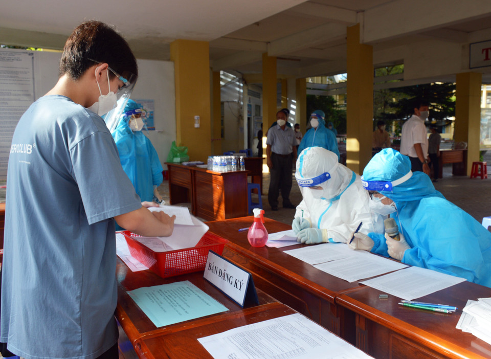 Các em học sinh được nhân viên y tế hướng dẫn thực hiện các thủ tục rất chu đáo, an toàn. (Ảnh: Kim Há/TTXVN)