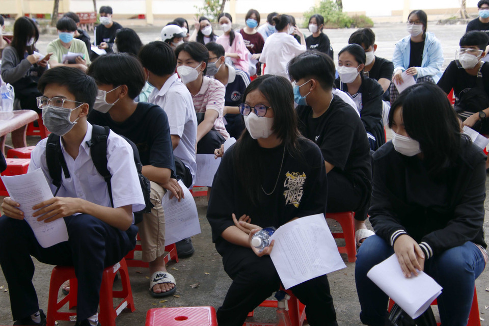 Học sinh Trường Trung học phổ thông Hồ Thị Kỷ (phường 2, thành phố Cà Mau) đến điểm tiêm vaccine phòng COVID-19 vào sáng ngày 4/11. (Ảnh: Kim Há/TTXVN)