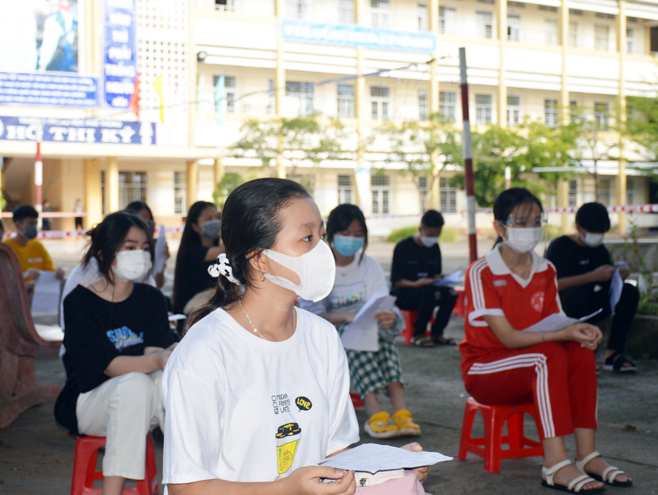 Các em học sinh ở trường THPT Hồ Thị Kỷ chờ đợi tới lượt khám sàng lọc. (Ảnh: Huỳnh Anh/TTXVN)