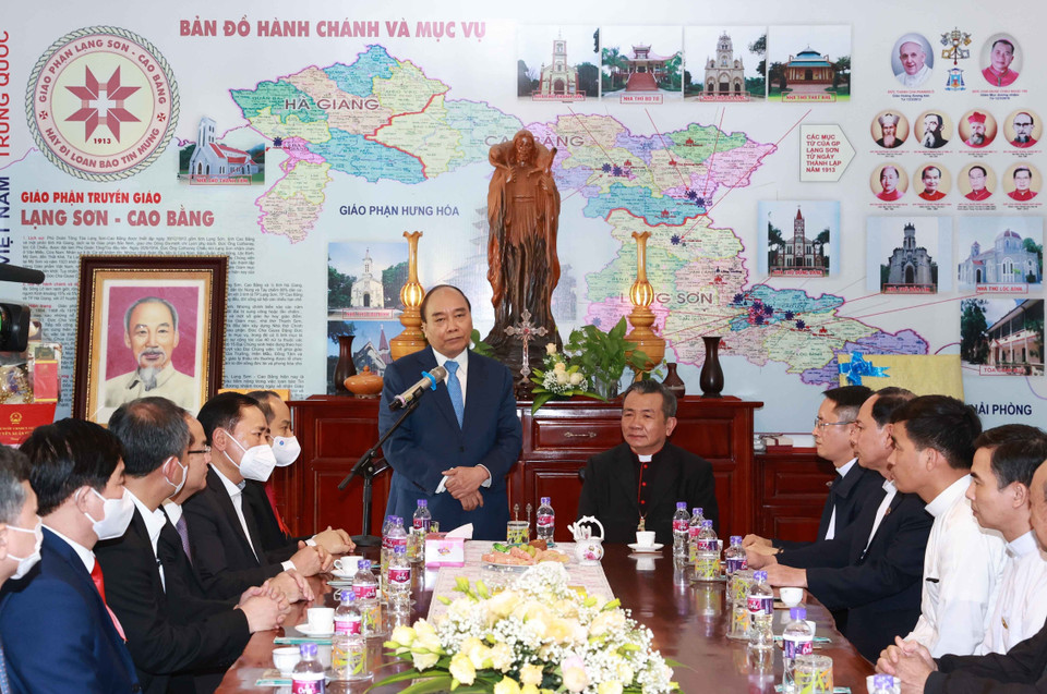 Chủ tịch nước Nguyễn Xuân Phúc nói chuyện, thăm hỏi các vị linh mục, chức sắc và giáo dân Tòa Giám mục Giáo phận Lạng Sơn-Cao Bằng. (Ảnh: Thống Nhất/TTXVN)