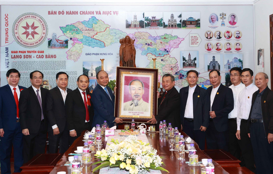 Chủ tịch nước Nguyễn Xuân Phúc tặng ảnh chân dung Chủ tịch Hồ Chí Minh cho Tòa Giám mục Giáo phận Lạng Sơn-Cao Bằng. (Ảnh: Thống Nhất/TTXVN)