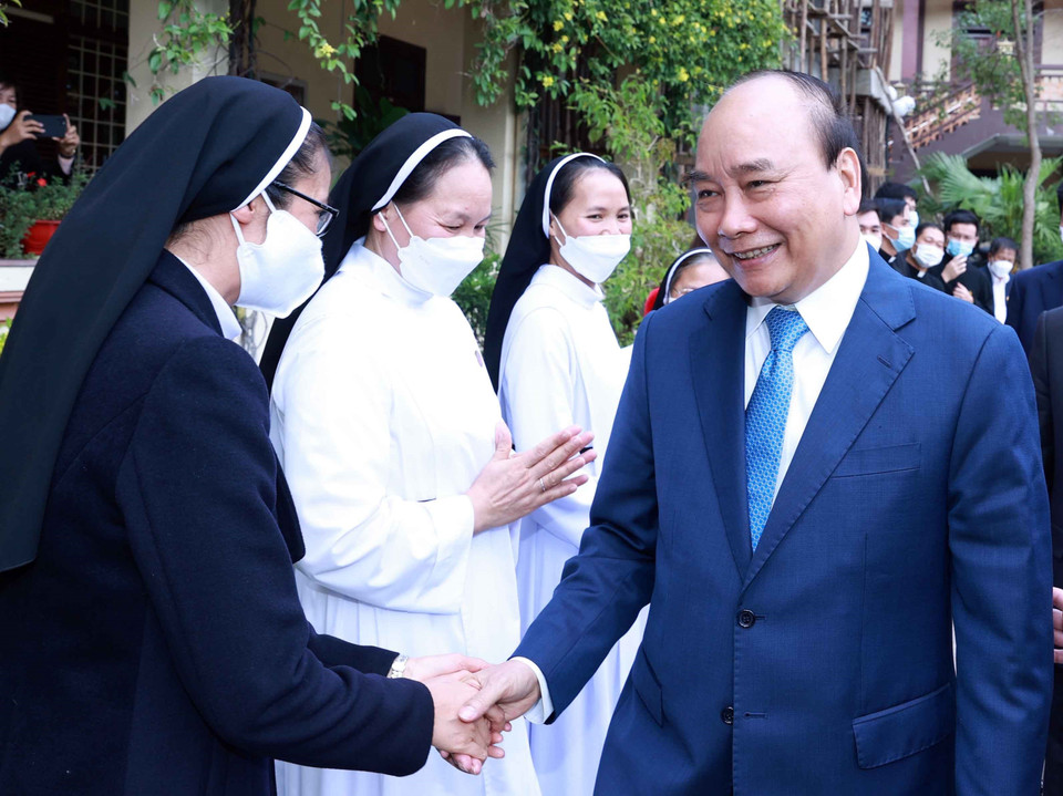 Chủ tịch nước Nguyễn Xuân Phúc với các vị linh mục, chức sắc và giáo dân Tòa Giám mục Giáo phận Lạng Sơn-Cao Bằng. (Ảnh: Thống Nhất/TTXVN)