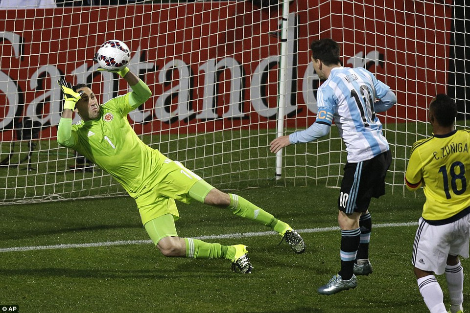 Ở trận này, Messi cũng đã có tình huống vô cùng nguy hiểm nhưng cú đánh đầu của anh đã bị Ospina cản phá.