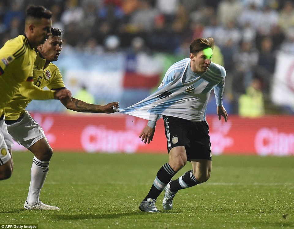 Lionel Messi trong 1 tình huống bị khán giả Colombia chiếu tia laser vào mặt.