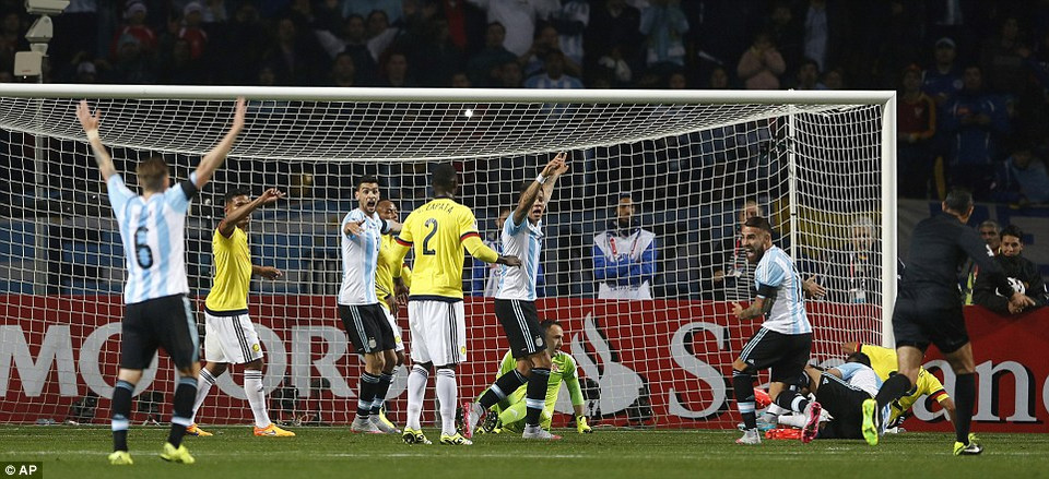 Argentina đã chủ động chơi dâng cao vào chiếm ưu thế ngay từ đầu.