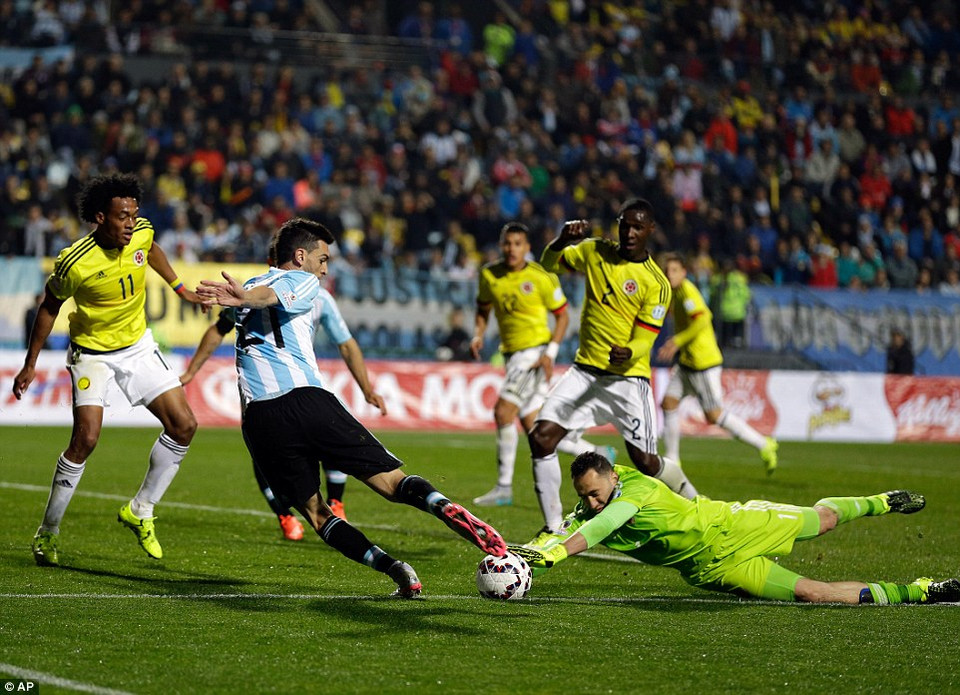 ... hay Javier Pastore đều không thể một lần xuyên thủng lưới Ospina.