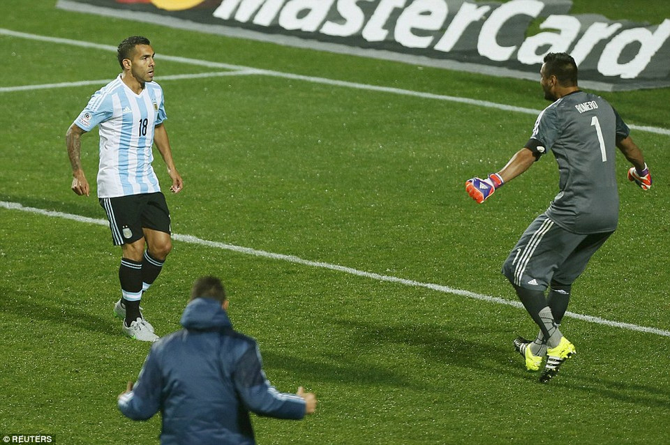 Khi Tevez là người sút phạt quyết định.