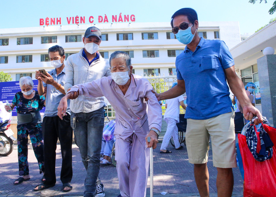 Một cụ ông hoàn thành đợt điều trị và cách ly tại Bệnh viện C Đà Nẵng được người thân đón về nhà. (Ảnh: Trần Lê Lâm/TTXVN)