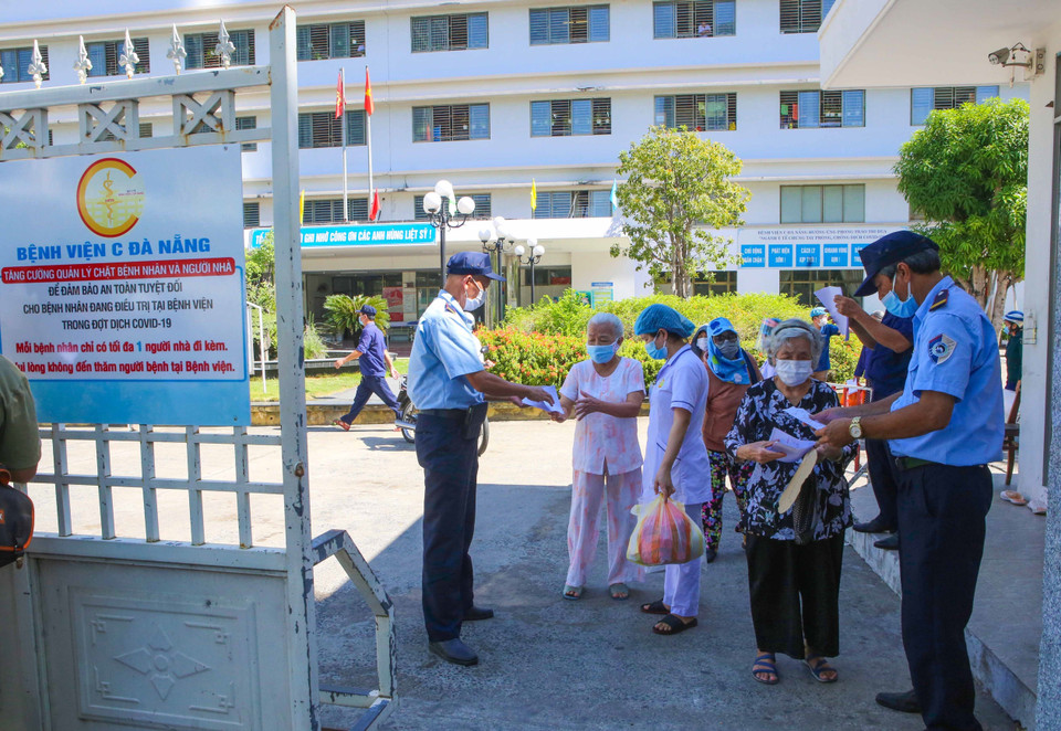 Bảo vệ bệnh viện kiểm tra nghiêm ngặt quy trình xuất viện, theo đó, bệnh nhân phải có giấy xuất viện và giấy hoàn thành cách ly y tế mới được trở về nhà. (Ảnh: Trần Lê Lâm/TTXVN)