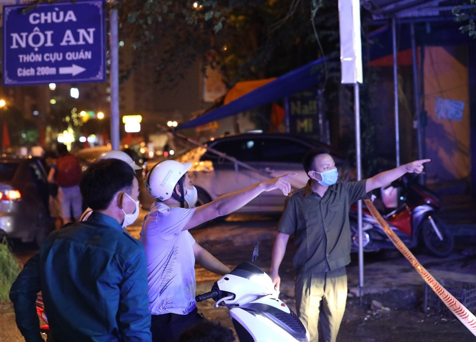 Người ra, vào khu vực phong tỏa được kiểm soát chặt chẽ. (Ảnh: Văn Điệp/TTXVN)