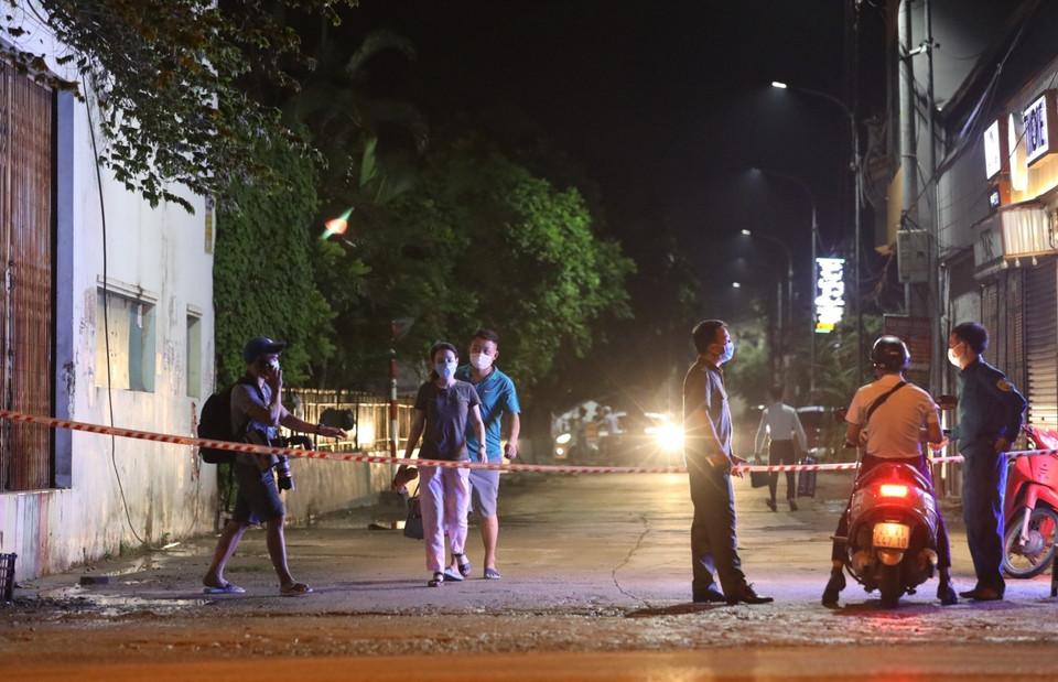 Phong tỏa các lối ra, vào khu vực tòa nhà BN785 sinh sống. (Ảnh: Văn Điệp/TTXVN)