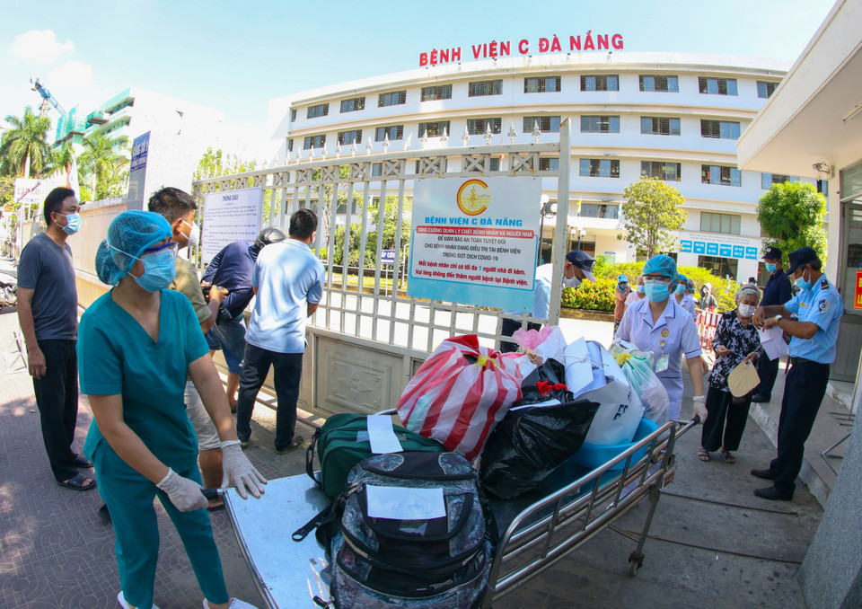 Nhân viên y tế hỗ trợ vận chuyển đồ dùng của các bệnh nhân được xuất viện ra tận cổng. (Ảnh: Trần Lê Lâm/TTXVN)