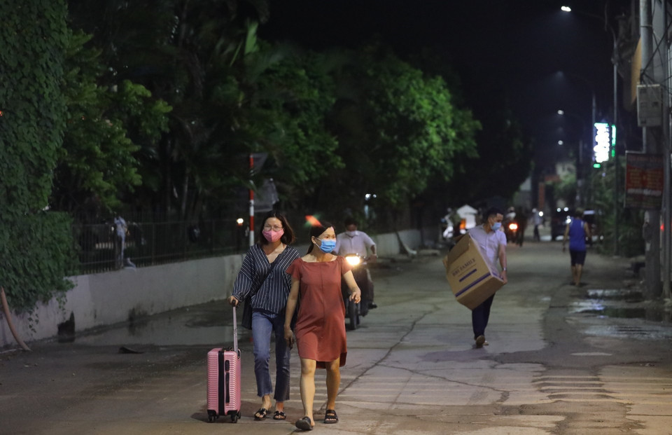 Một số người đã sơ tán khỏi khu vực tòa nhà bị phong tỏa ngay trong đêm. (Ảnh: Văn Điệp/TTXVN)