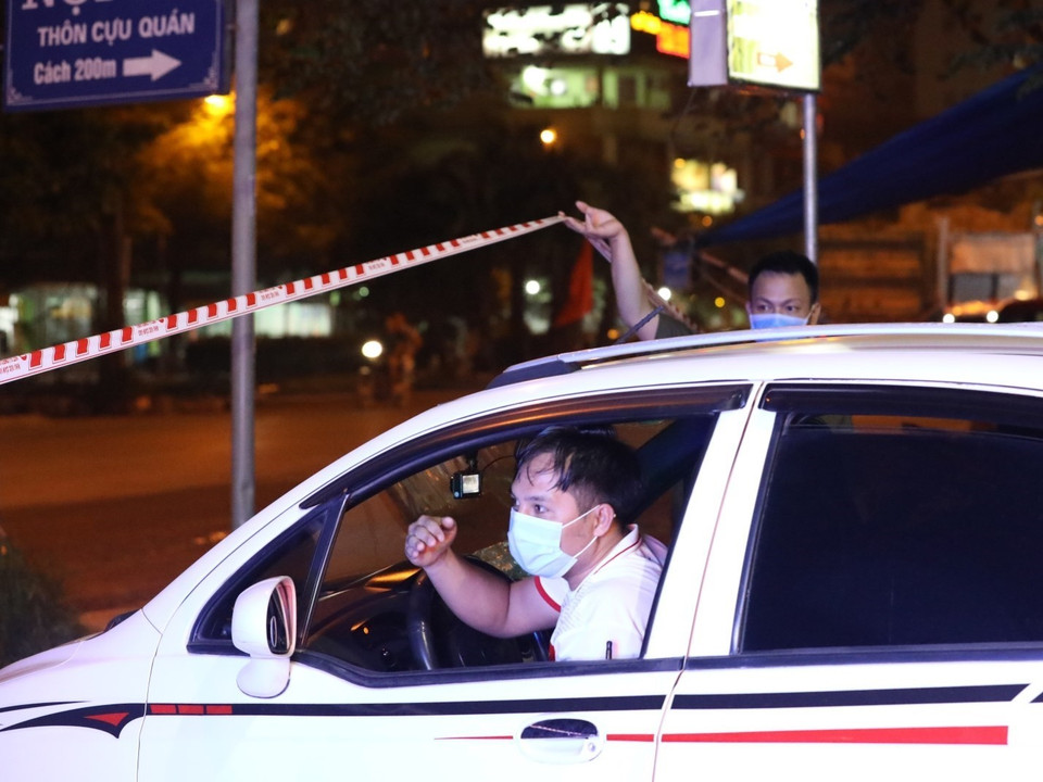 Người ra, vào khu vực phong tỏa được kiểm soát chặt chẽ. (Ảnh: Văn Điệp/TTXVN)